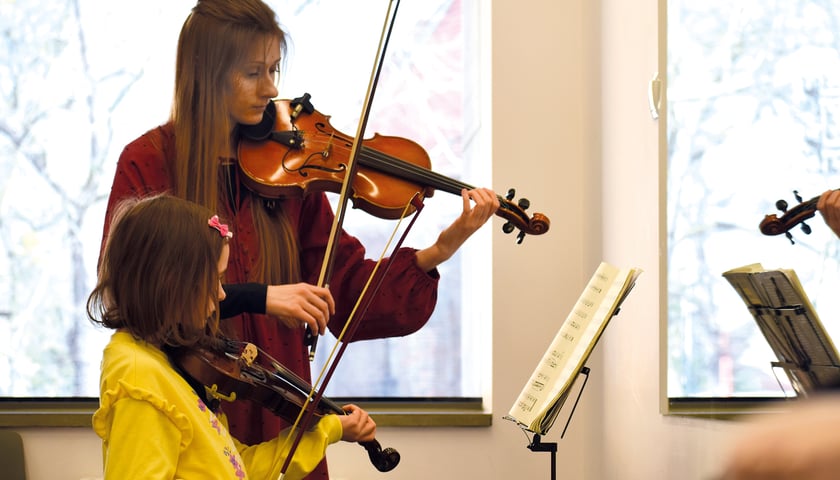Wśród propozycji zajęć jest gra na skrzypcach, której będzie uczyła w CBK FAMA Katarzyna Dubaniowska
