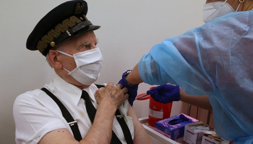 96-letni Maksymilian Kowalewski otrzymuje szczepionkę przeciwko COVID-19