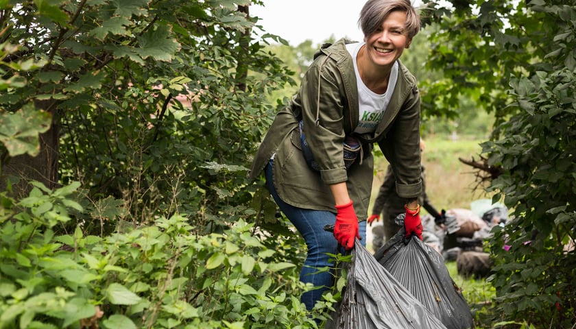 Kobieta zbierająca śmieci podczas Akcji Sprzątania Świata 