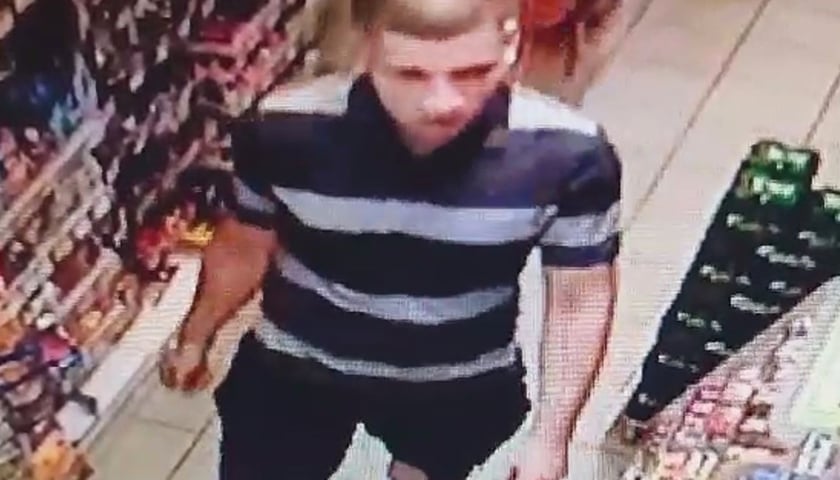 Poszukiwany mężczyzna na zdjęciu z monitoringu sklepowego