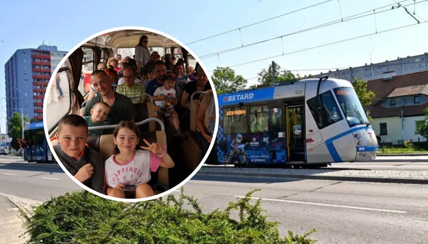 Testowy przejazd tramwaju trasą na Nowy Dwór. Na zdjęciu tramwaj na torowisku na ul. Strzegomskiej, w kółku szczęśliwi uczestnicy parady autobusów