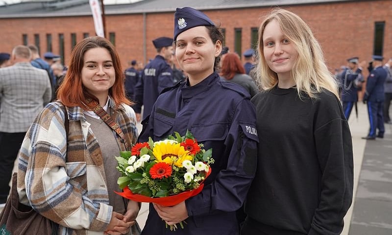Trzy kobiety, jedna w mundurze policji, uroczystość ślubowania, 30 sierpnia 2023 r. 