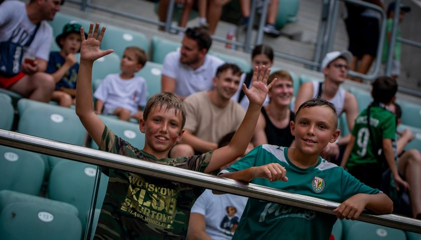 Powiększ obraz: Zdjęcia uśmiechniętych młodych kibiców na Tarczyński Arenie podczas meczu Śląska