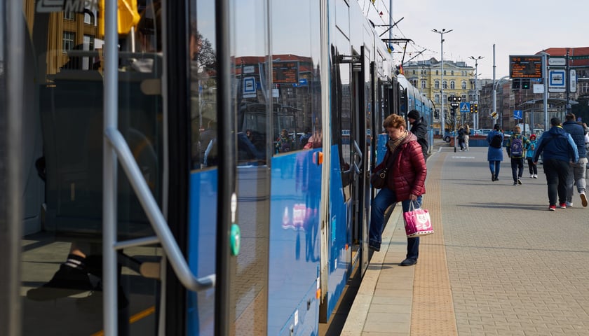 Zdjęcie ilustracyjne przedstawia tramwaj MPK Wrocław