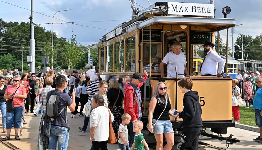 Piknik na nowodworskiej pętli z okazji uruchomienia tramwajów na Nowy Dwór. Na zdjęciu zabytkowy tramwaj Maximum odrestaurowany wysiłkiem Klubu Sympatyków Transportu Miejskiego. 