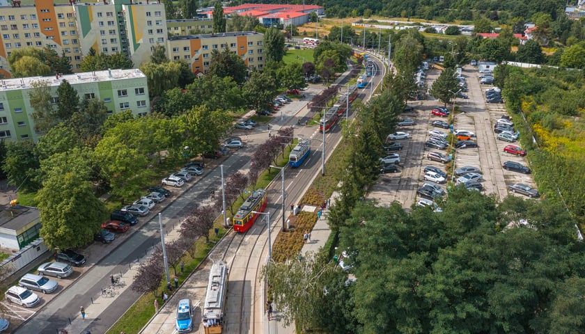 TAT  - widok z drona. Na zdjęciu widać tramwaje, które jadą nową trasą tramwajową na Nowy Dwór