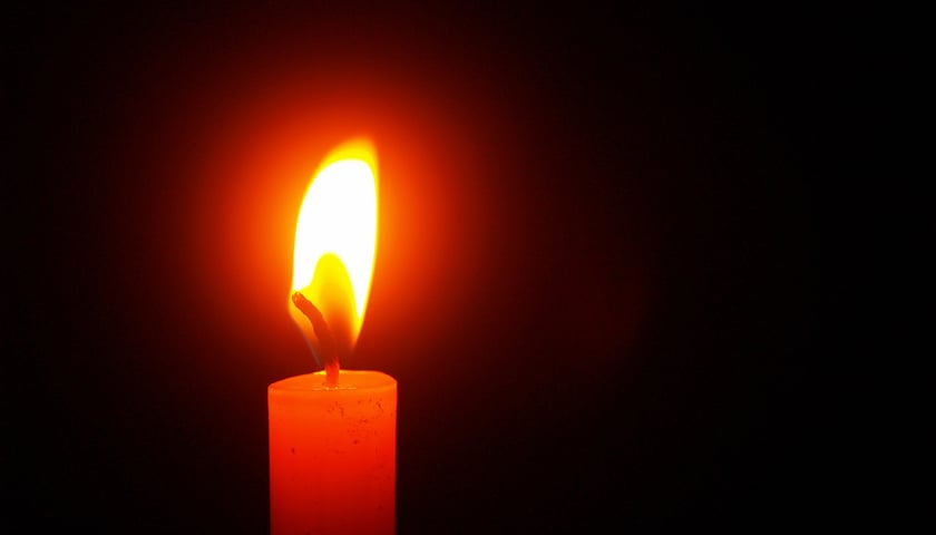 Świeczka, symbol pamięci po zmarłym
