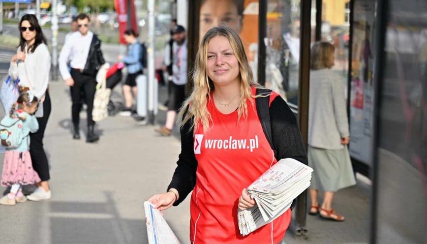 Karolina rozdaje biuletyn wroclaw.pl na placu Jana Pawła II.