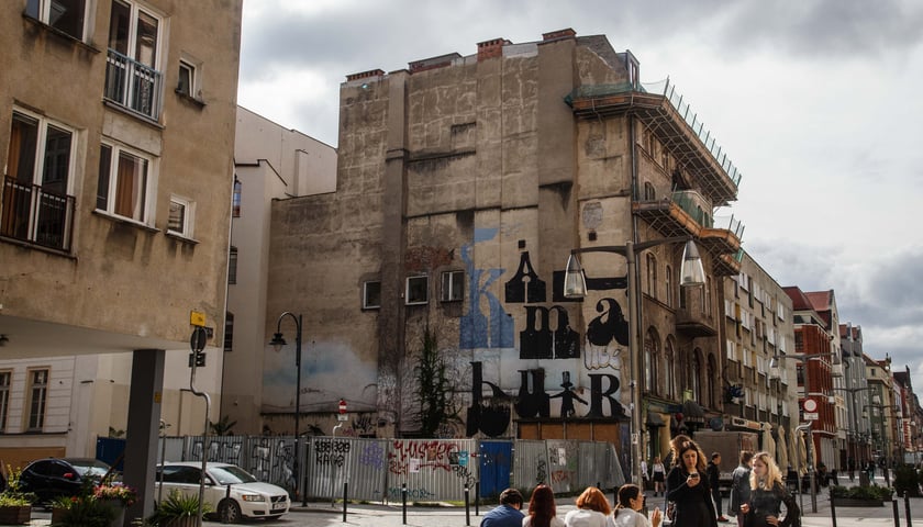 <p>Miejsce po dawnym pubie Kalogr&oacute;dek. Nieopodal znaleziono pozostałości po jednej z największych i najstarszych w Europie synagog</p>