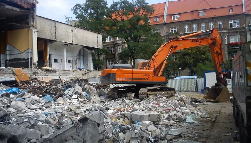 <p><strong>Dawna stoł&oacute;wka Politechniki Wrocławskiej&nbsp;</strong>u zbiegu ul. Smoluchowskiego i Wybrzeża Wyspiańskiego&nbsp;podczas rozbi&oacute;rki w 2015 r.</p>
<p>&nbsp;</p>