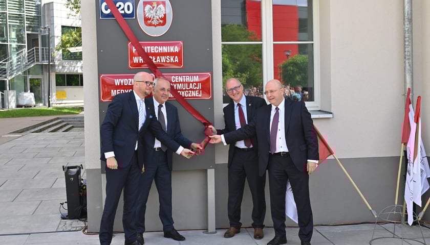 <p>Od lewej: wiceprezydent Wrocławia Jakub Mazur,&nbsp;prof. dr hab. inż. Tadeusz Więckowski (Wydział Informatyki i Telekomunikacji PWr),&nbsp;prof. dr hab. inż. Arkadiusz W&oacute;js (rektor PWr), prof. Dariusz Jagielski, kardiolog (p. o. dziekana Wydziału Medycznego PWr)&nbsp;&nbsp;</p>