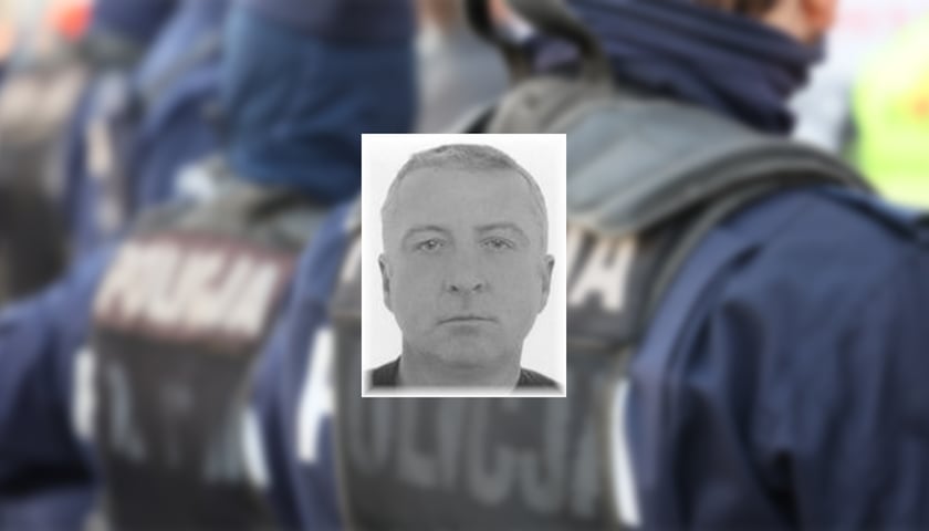 W kółku Mariusz Augustyniak, w tle policjanci w mundurach