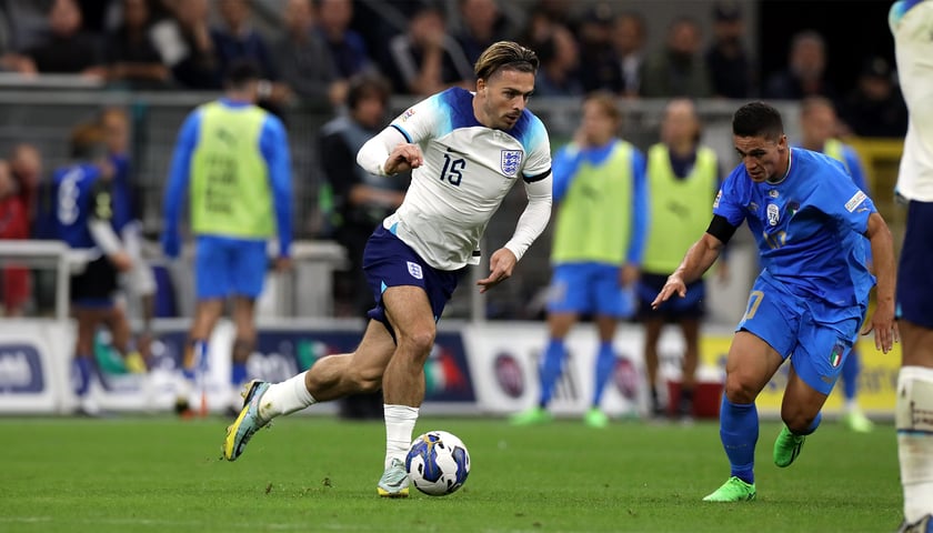 Jack Grealish przy piłce podczas meczu z Włochami w eliminacjach do mistrzostw Europy 2024 