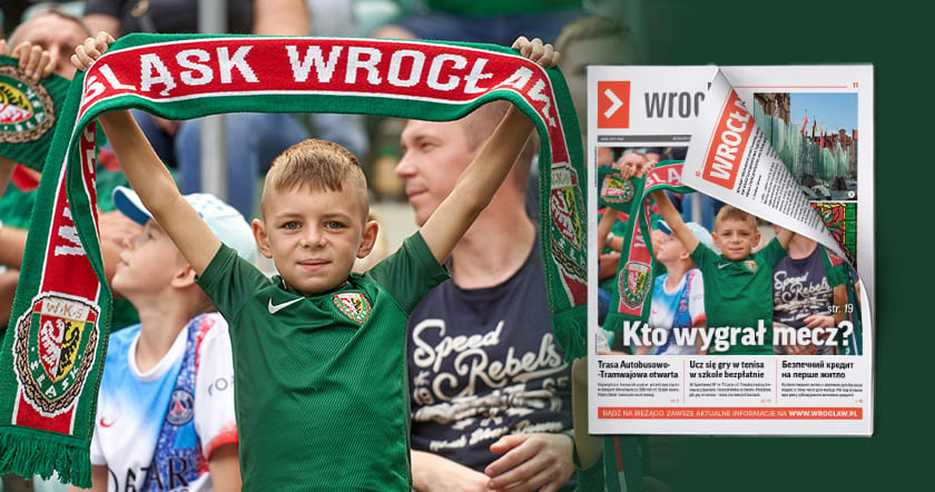Okładka nowego biuletynu ze zdjęciem chłopca w zielonej koszulce, trzymającego w podniesionych rękach szalik kibica WKS Śląsk