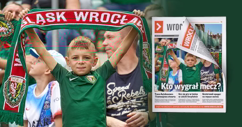 Okładka nowego biuletynu ze zdjęciem chłopca w zielonej koszulce, trzymającego w podniesionych rękach szalik kibica WKS Śląsk
