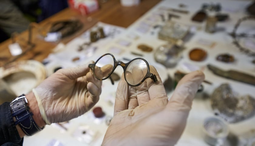 Przedmioty odnalezione przez archeologów na terenie dawnego obozu pracy przymusowej na Sołtysowicach