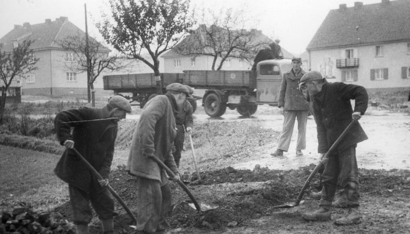 Polscy robotnicy przymusowi w III Rzeszy podczas prac przy budowie ulicy. Lokalizacja nieznana. Zdjęcie ilustracyjne