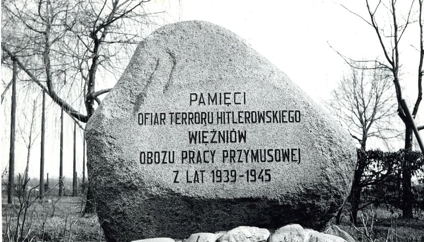 Pomnik ustawiony przy alei Poprzecznej na fotografii z lat 70. XX wieku.