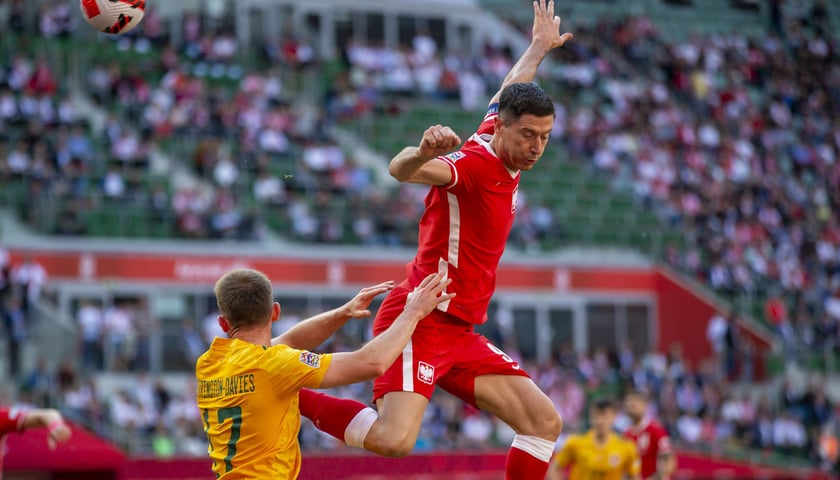 Robert Lewandowski wyskakuje nad Walijczyka podczas meczu na stadionie miejskim we Wrocławiu