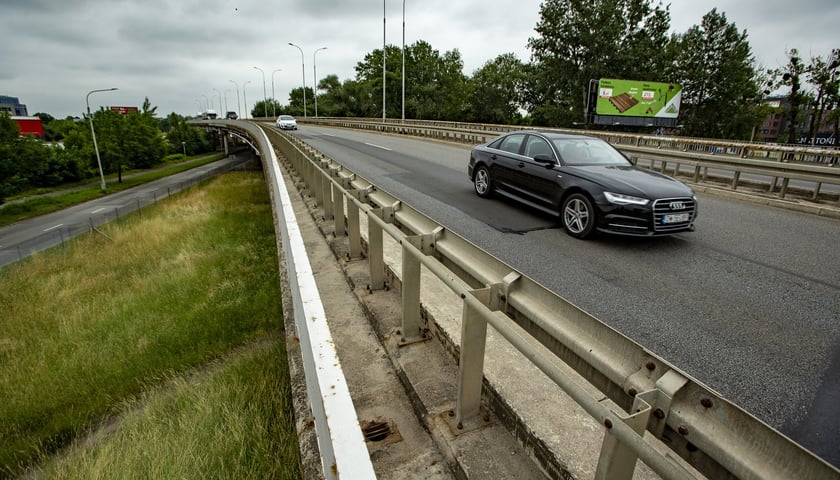 Ciemne audi jadące wrocławską aleją Sobieskiego