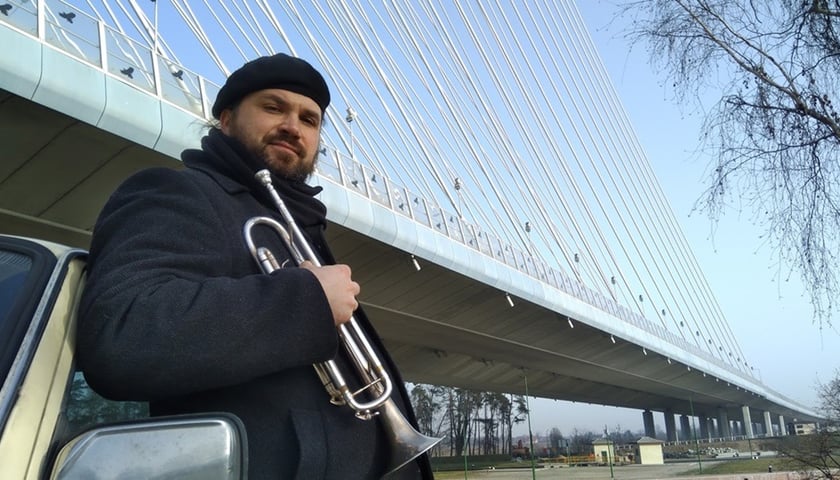 Jazzman Piotr Damasiewicz i most Rędziński