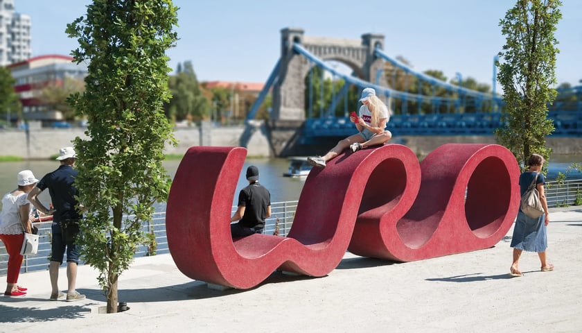 Napis WRO na nabrzeżu Odry - jeden z projektów zrealizowanych w WBO