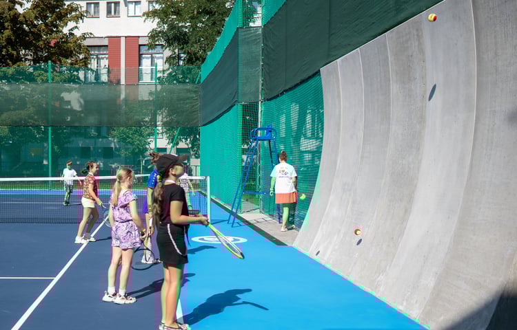 <p>Piknik sportowy przy ulicy Trwałej z okazji udostępnia mieszkańcom nowych kort&oacute;w tenisowych</p>