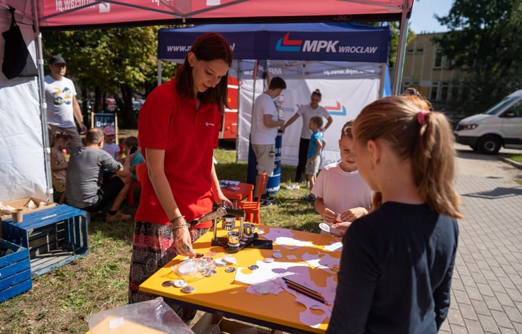 <p>Piknik sportowy przy ulicy Trwałej z okazji udostępnia mieszkańcom nowych kort&oacute;w tenisowych</p>