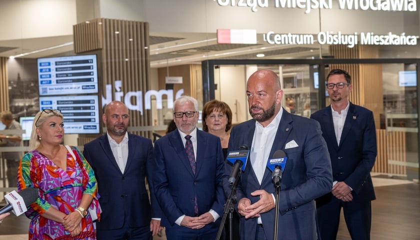 <p>Prezydent Jacek Sutryk przed COM Magnolia Park</p>