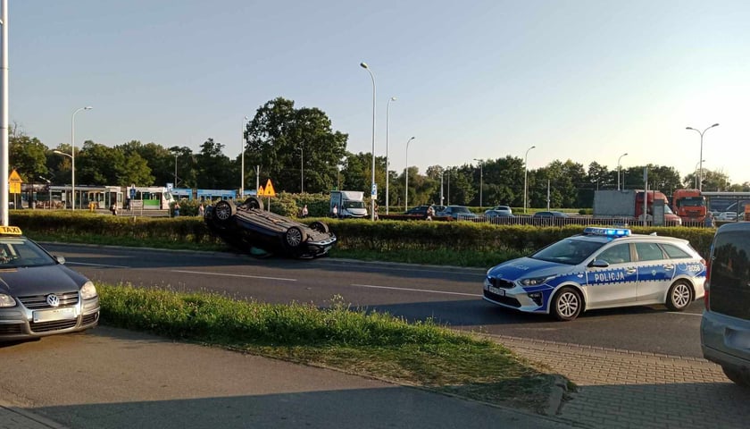 Audi na dachu po wypadku na ul. Pilczyckiej