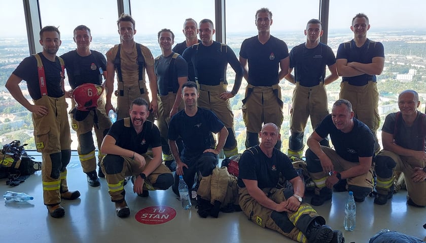 Strażacy z Wrocławia, którzy wspięli się na 49. piętro Sky Tower