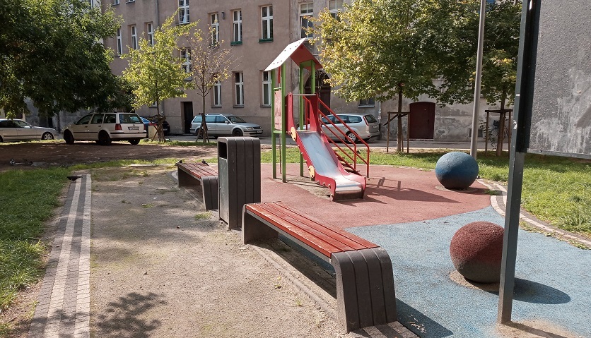 Podwórko u zbiegu ulic: Pobożnego, Trzebnickiej, Myśliwskiej i Jagiellończyka