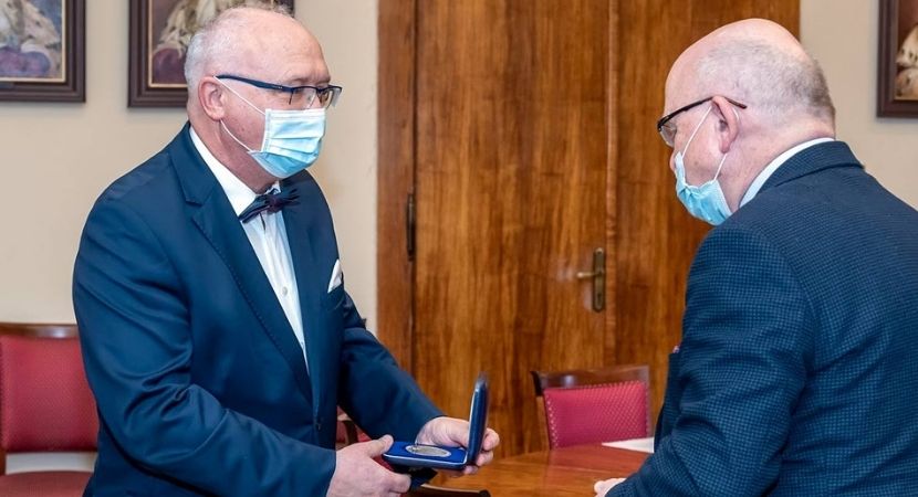 Medal dla prof. Simona - wrocławski lekarz odznaczony za walkę z koronawirusem
