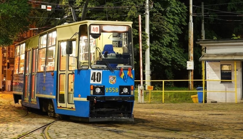 Tramwaj Konstal 105 nocą na zajezdni z numerem nieistniejącej linii 40.