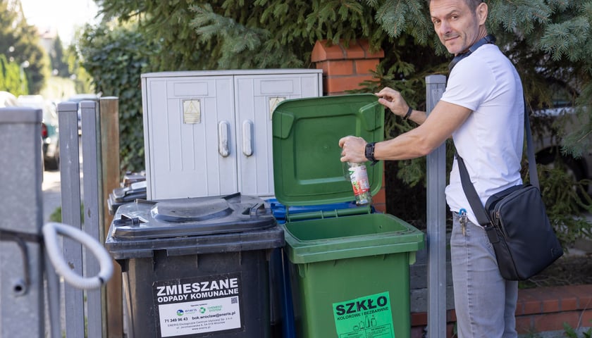 <p>Krystian Sroka wyjaśnia, jak segreguje odpady w domu</p>