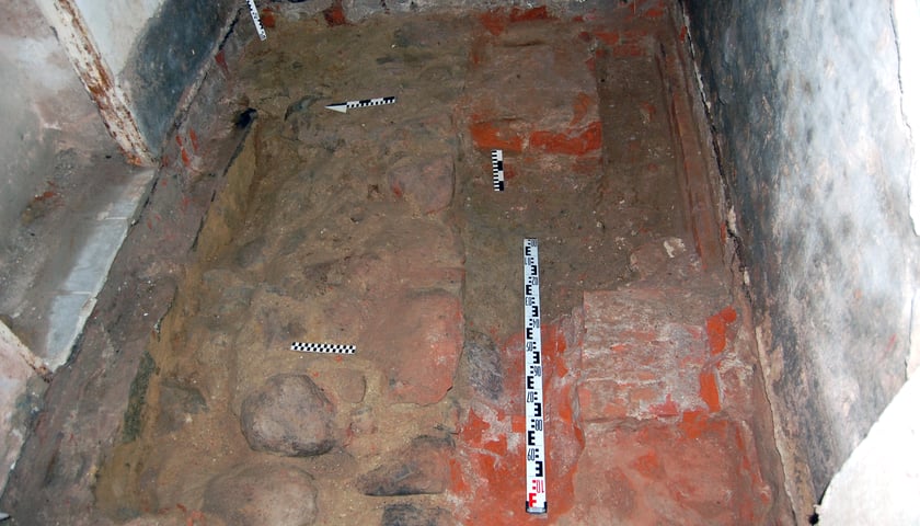 <p>Kamienny fundament muru międzymurza z XIII wieku</p>