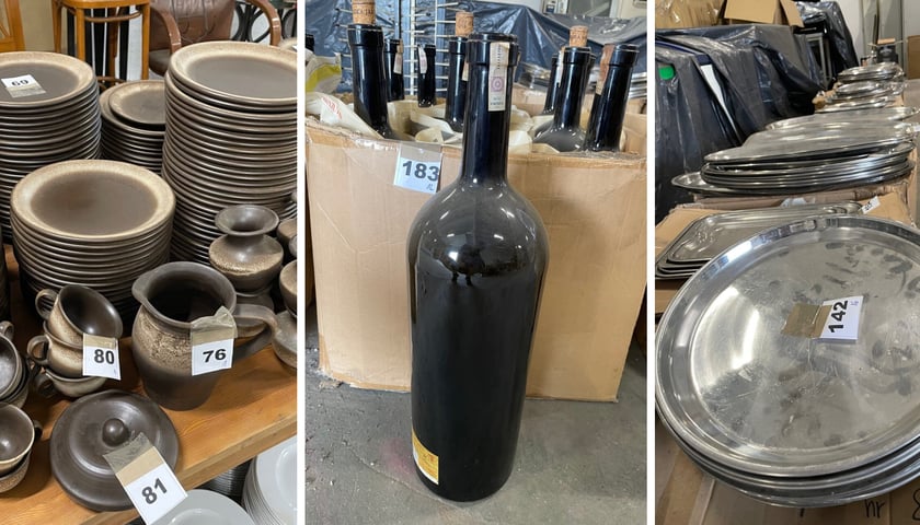 Brązowe talerze, filiżanki i dzbanki, butelka, srebrne tace 