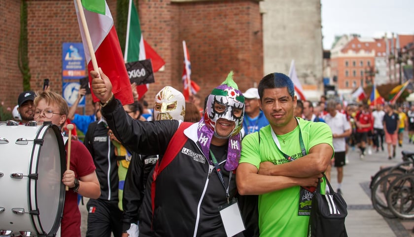 Barwny korowód drużyn maszerował w kierunku placu Wolności, gdzie rozgrywane są mecze. Na zdjęciu dwóch reprezentantów Meksyku. 