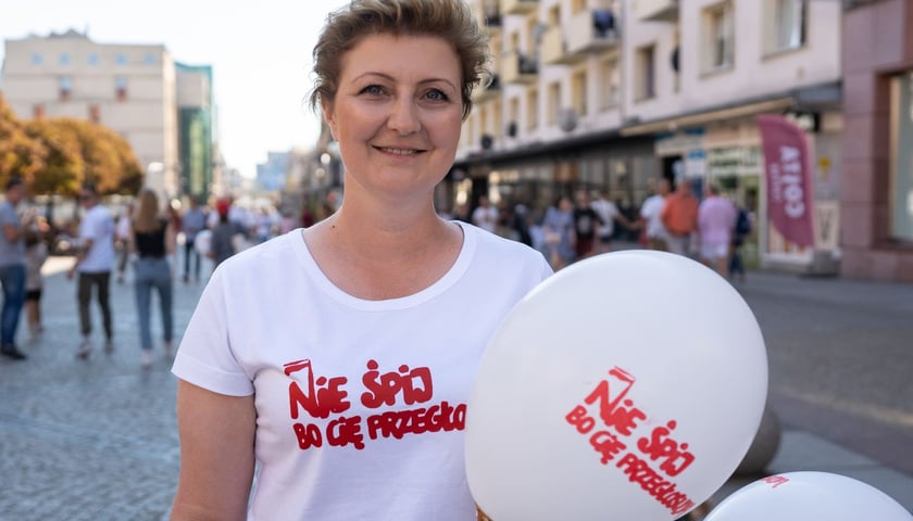 Kobieta w koszulce z napisem - nie śpij, bo cię przegłosują 