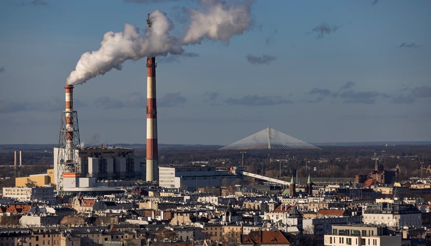 Kominy wrocławskiej elektrociepłowni, panorama miasta. Zdjęcie ilustracyjne