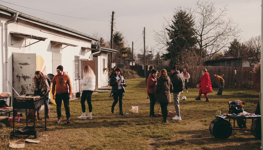 Grupa mieszkańców podczas spotkania na terenie ogródków działkowych, zdjęcie ilustracyjne