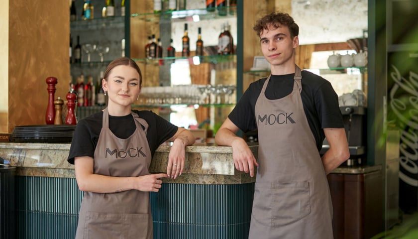 Kelnerzy Alina i Gabriel przy barze restauracji Mock