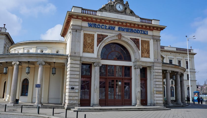 Dworzec świebodzki we Wrocławiu. Na zdjęciu widać budynek główny z zegarem nad wejściem