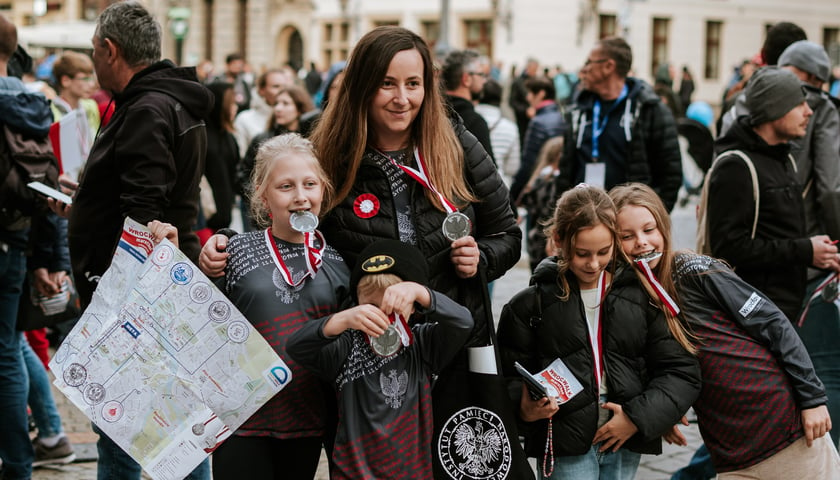 Uczestnicy WrocWalk 2022 - szczęśliwi na mecie na wrocławskim Rynku
