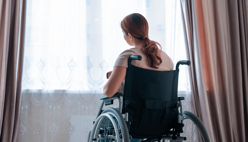 kobieta na wózku inwalidzkim, zdjęcie ilustracyjne