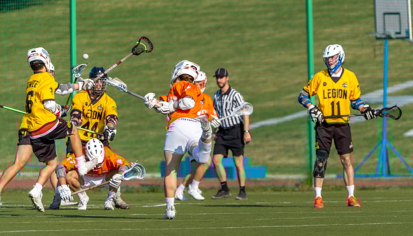 Mecz lacrosse - 6 zawodników i sędzia