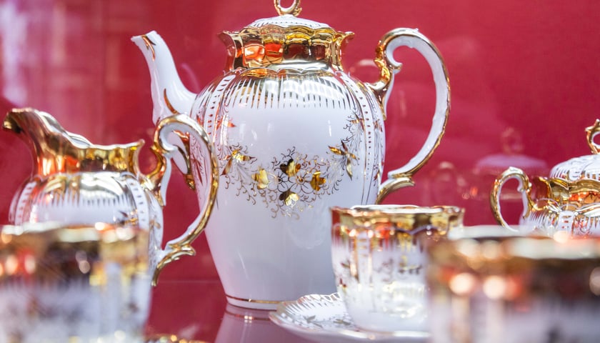 Porcelana prezentowana na wystawie "Śląsk: kraina porcelany" w Starym Ratuszu