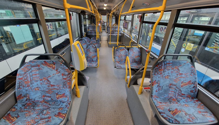 Zdjęcie przedstawia wnętrze autobusu