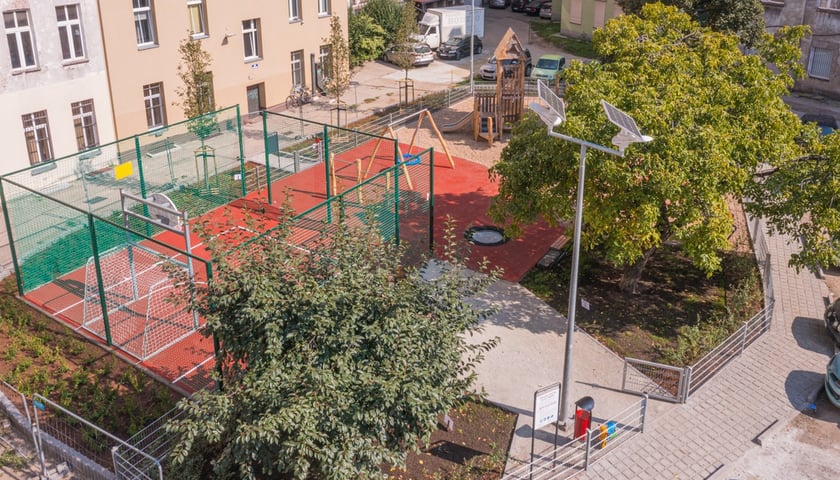 Plac zabaw przy Barlickiego, widok z drona