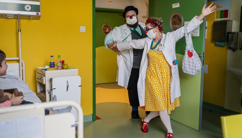 <p>Klowni medyczni Z Fundacji Czerwone Noski podczas pracy, ktora polega na&nbsp;rozweselaniu dzieci w szpitalu</p>